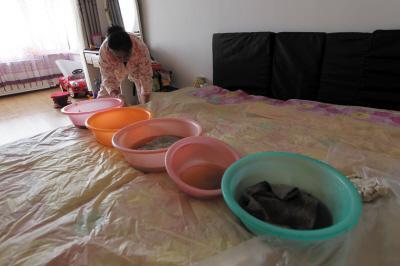 遂平楼上漏水，住户失联，小区没物管，业主维权难！律师来支招……